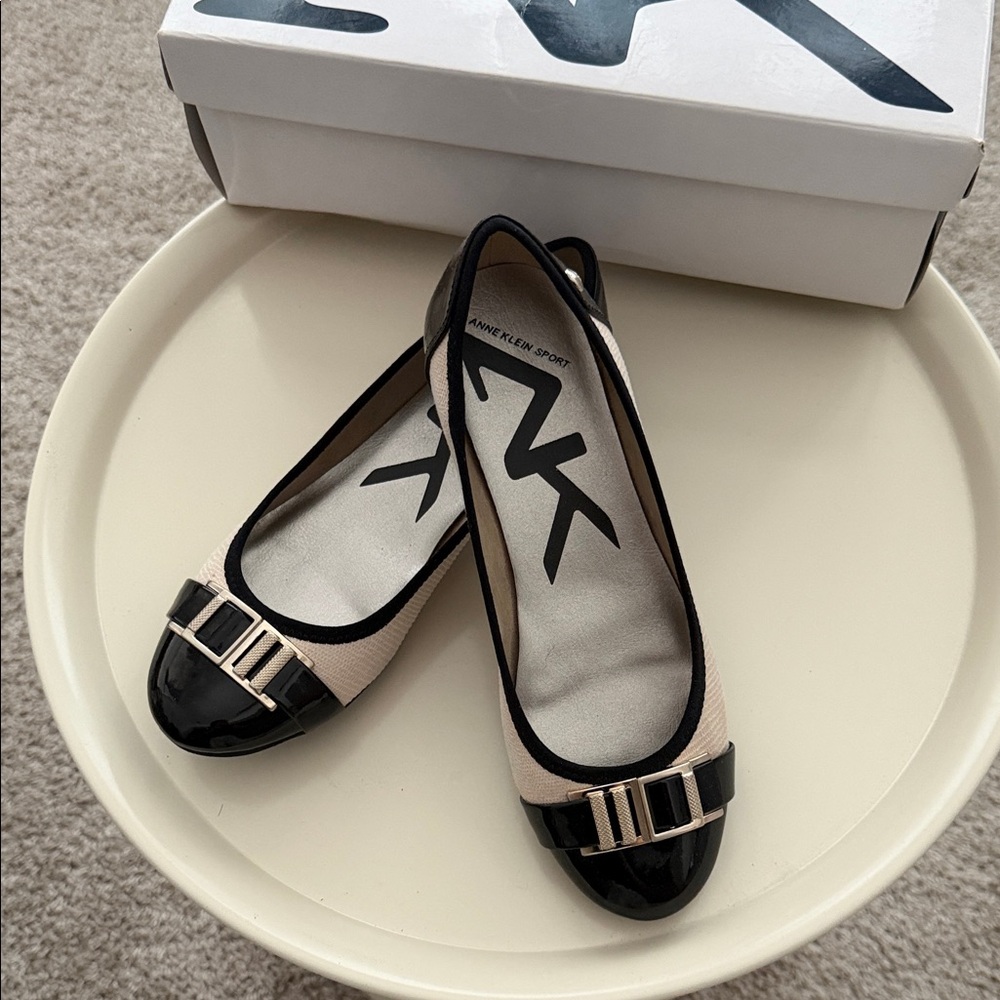 Elegant Black and Cream Women's Flats NIB 6.5